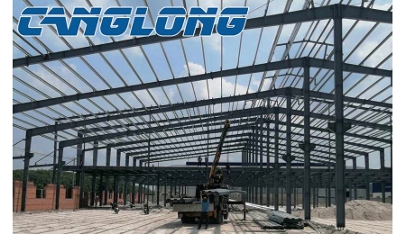 Installation of metal beams in portal steel frame warehouse